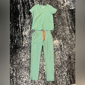 Women’s Figs scrub set. XS top/XXS bottoms